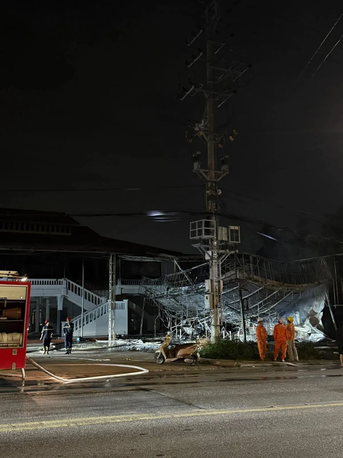 Cháy tiệm đồ uống ở Quảng Ninh, nhiều tài sản bị thiêu rụi - Ảnh 3.