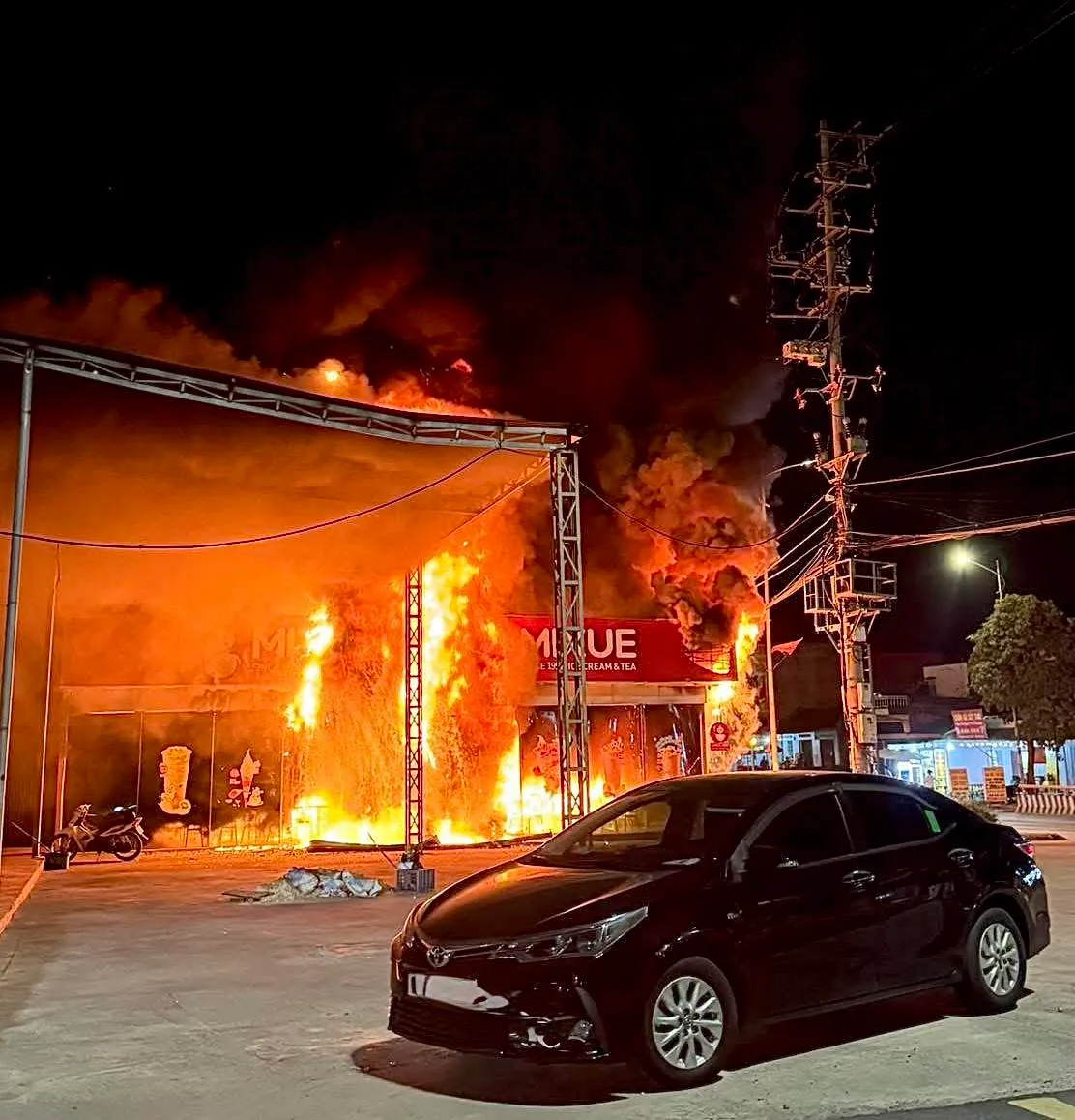 Cháy tiệm đồ uống ở Quảng Ninh, nhiều tài sản bị thiêu rụi - Ảnh 1.