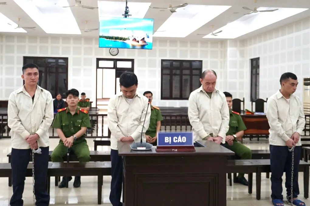 M&acirc;u thuẫn tiền r&oacute;t bia trong qu&aacute;n nhậu, 4 người ở Đ&agrave; Nẵng lĩnh &aacute;n t&ugrave;- Ảnh 1.