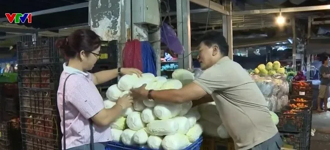 Tiểu thương nỗ lực giữ giá thực phẩm dù chi phí vận chuyển tăng - Ảnh 1.