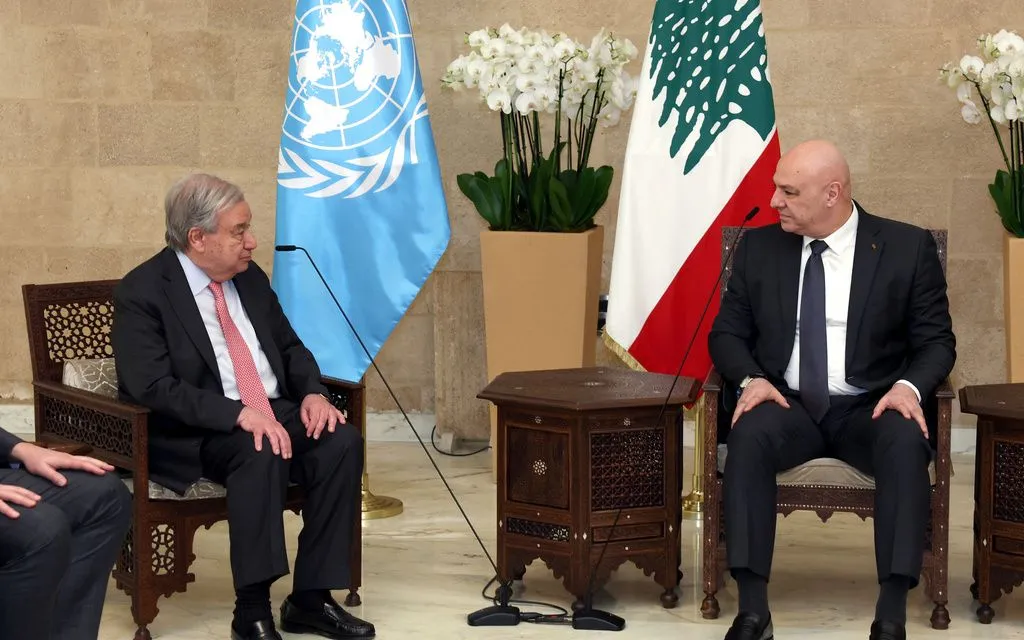 Tổng thống Lebanon Joseph Aoun (phải) và Tổng Thư ký LHQ Guterres tại Phủ Tổng thống ở Baabda, Lebanon, ngày 13/3/2026 (Ảnh: AP)