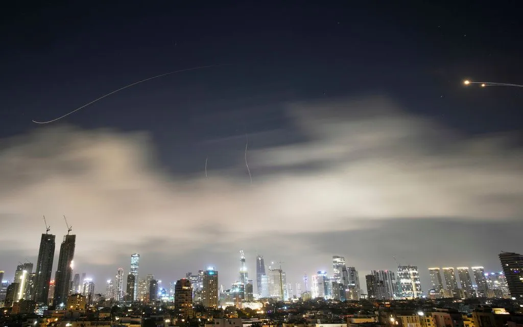 Hệ thống phòng không Israel khai hỏa đánh chặn tên lửa trong một cuộc tấn công của Iran vào Tel Aviv, Israel, rạng sáng 15/3/2026 (Ảnh: AP)