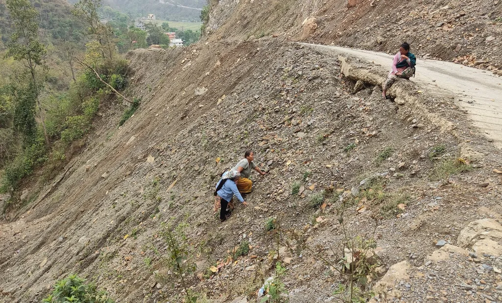 Xe bus chở kh&aacute;ch h&agrave;nh hương lao xuống vực ở Nepal, 7 người thiệt mạng- Ảnh 2.