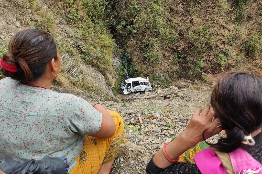 Xe bus chở kh&aacute;ch h&agrave;nh hương lao xuống vực ở Nepal, 7 người thiệt mạng- Ảnh 1.