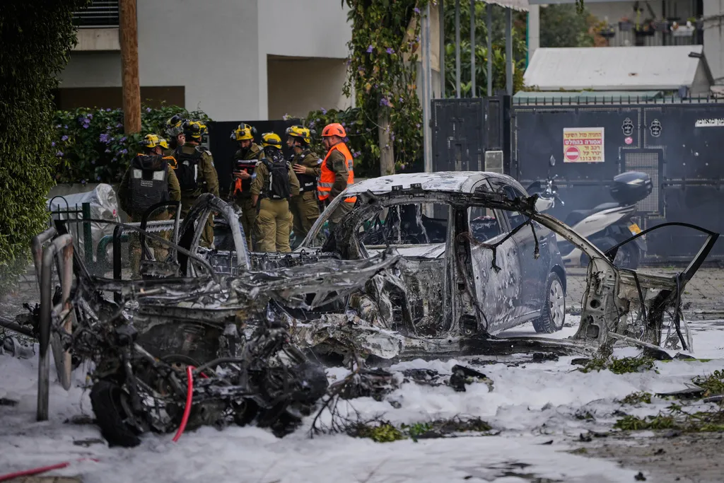 Mảnh vỡ t&ecirc;n lửa Iran tr&uacute;ng v&agrave;o t&ograve;a nh&agrave; nơi ở của L&atilde;nh sự Mỹ tại Israel  - Ảnh 1.