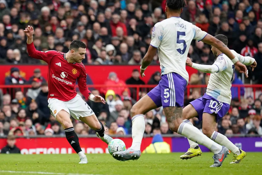 Thắng thuyết phục Aston Villa, Man Utd giữ chắc suất dự Champions League- Ảnh 1.