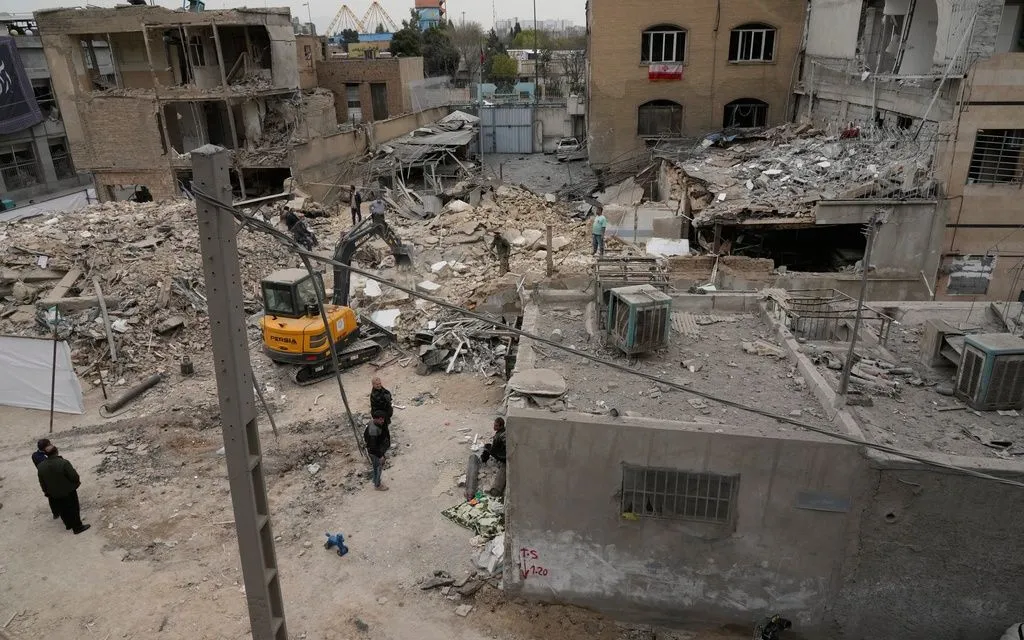 Các tòa nhà bị phá hủy sau cuộc tấn công của Mỹ và Israel vào Tehran, Iran, ngày 15/3/2026 (Ảnh: AP)