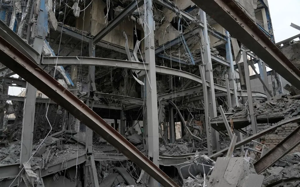 Tòa nhà đổ nát sau khi bị trúng bom trong một cuộc tấn công của Mỹ và Israel tại Tehran, Iran, ngày 15/3/2026 (Ảnh: AP)