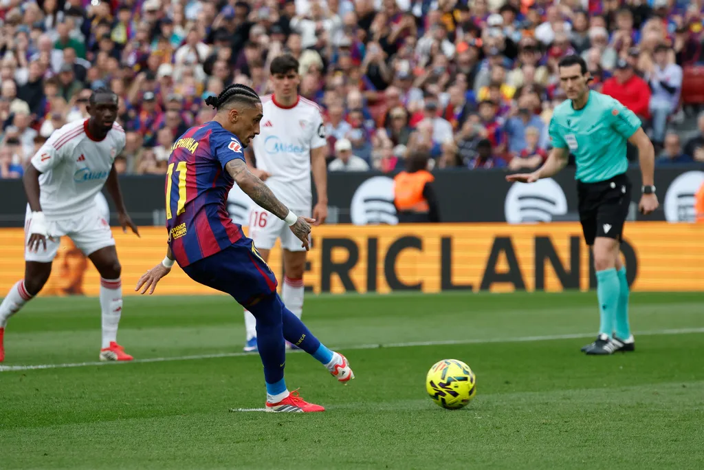Barca vùi dập Sevilla, Raphinha lập hat-trick rực sáng- Ảnh 1.