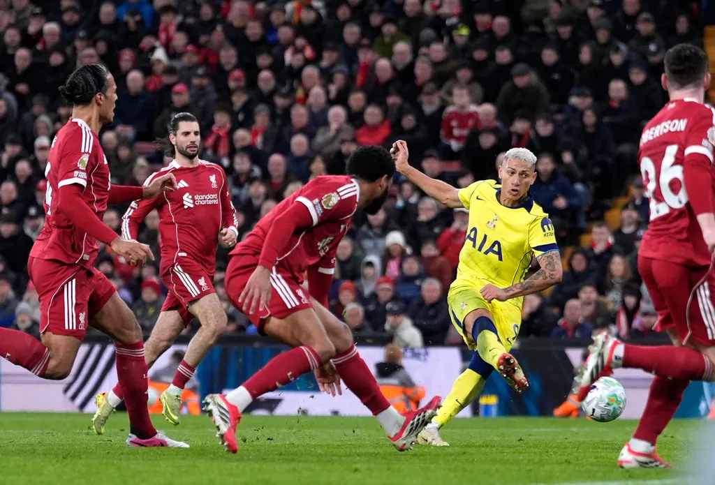 Hòa Tottenham, Liverpool lỡ cơ hội vào top 4- Ảnh 2.