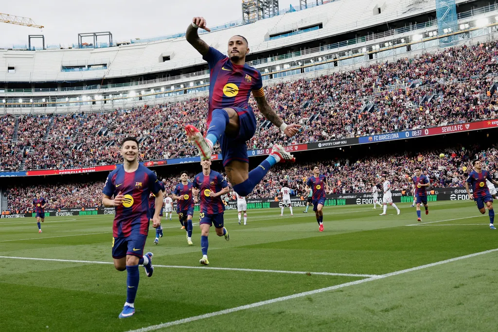Barca vùi dập Sevilla, Raphinha lập hat-trick rực sáng- Ảnh 2.