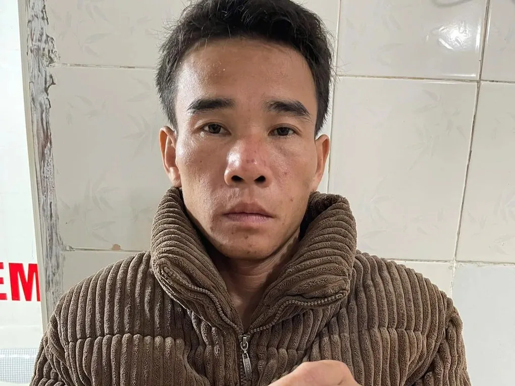 Ph&aacute;t hiện t&agrave;ng trữ s&uacute;ng, người đ&agrave;n &ocirc;ng ở Nghệ An nhảy xuống s&ocirc;ng trốn nhưng bị bắt giữ- Ảnh 1.