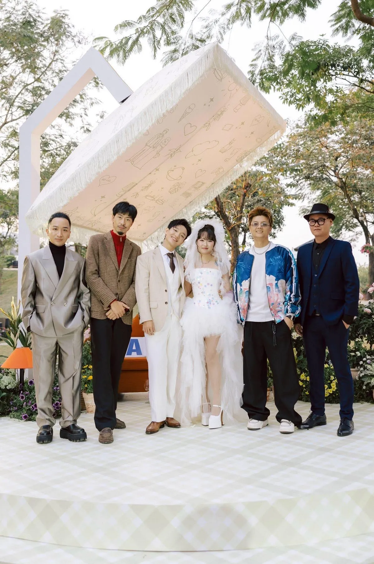 Điểm tin sao Việt: Đen V&acirc;u đi ăn cưới Ho&agrave;ng Dũng - Ảnh 1.