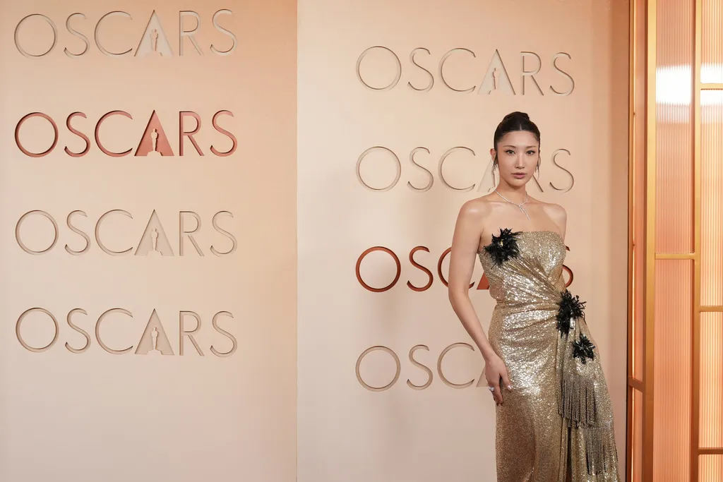 Tài tử, minh tinh lộng lẫy trên thảm đỏ Oscars 2026 - Ảnh 12.