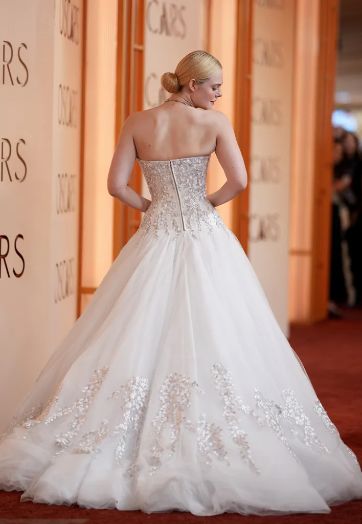 Tài tử, minh tinh lộng lẫy trên thảm đỏ Oscars 2026 - Ảnh 14.