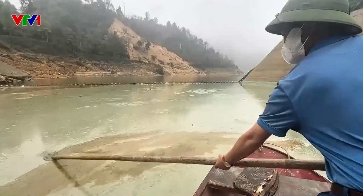 Hồ thủy điện S&eacute;o M&yacute; Tỷ (L&agrave;o Cai) &ocirc; nhiễm, bốc m&ugrave;i h&ocirc;i thối - Ảnh 1.