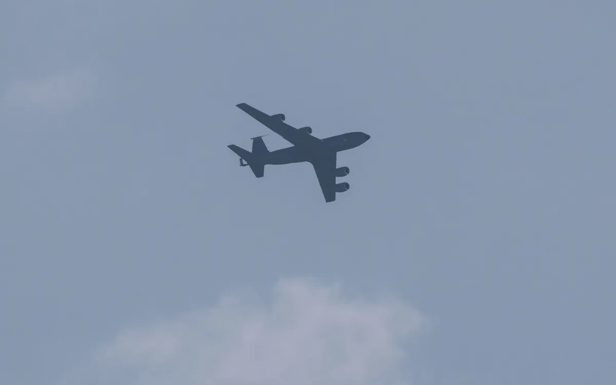 Một máy bay tiếp nhiên liệu trên không Boeing KC-135 Stratotanker của Không quân Mỹ bay qua Tel Aviv vào ngày 4/3/2026 (Ảnh: AFP/Getty Images)