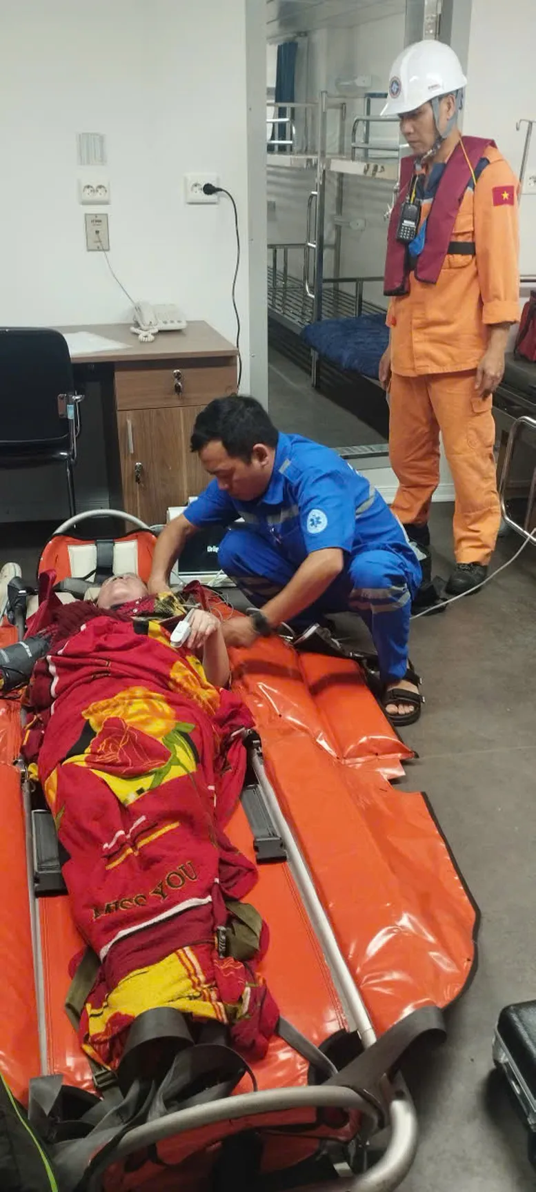 Xuy&ecirc;n đ&ecirc;m vượt s&oacute;ng lớn, cứu bệnh nh&acirc;n nguy kịch từ C&ugrave; Lao Ch&agrave;m  - Ảnh 2.