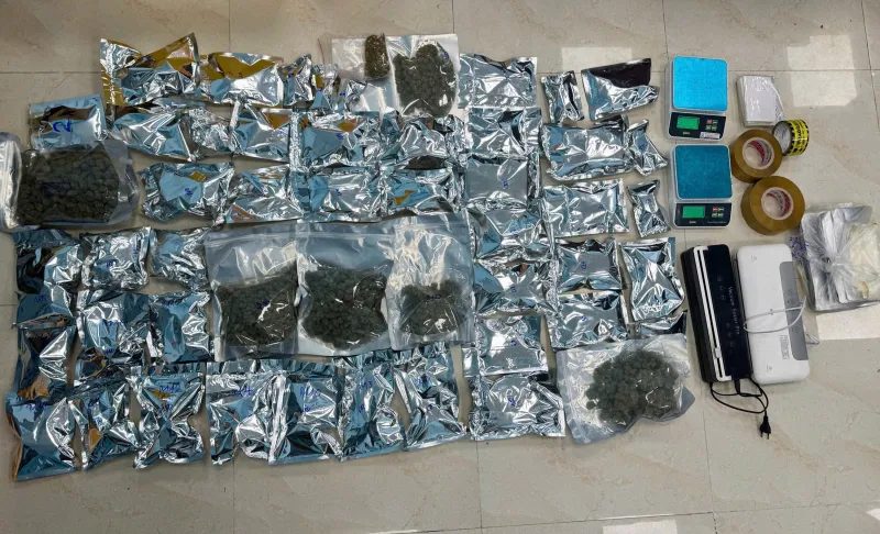 Vợ chồng trẻ lập trang bán quần áo trên Facebook tạo vỏ bọc để buôn bán cần sa- Ảnh 1. Vợ chồng trẻ lập trang bán quần áo trên Facebook tạo vỏ bọc để buôn bán cần sa- Ảnh 1.