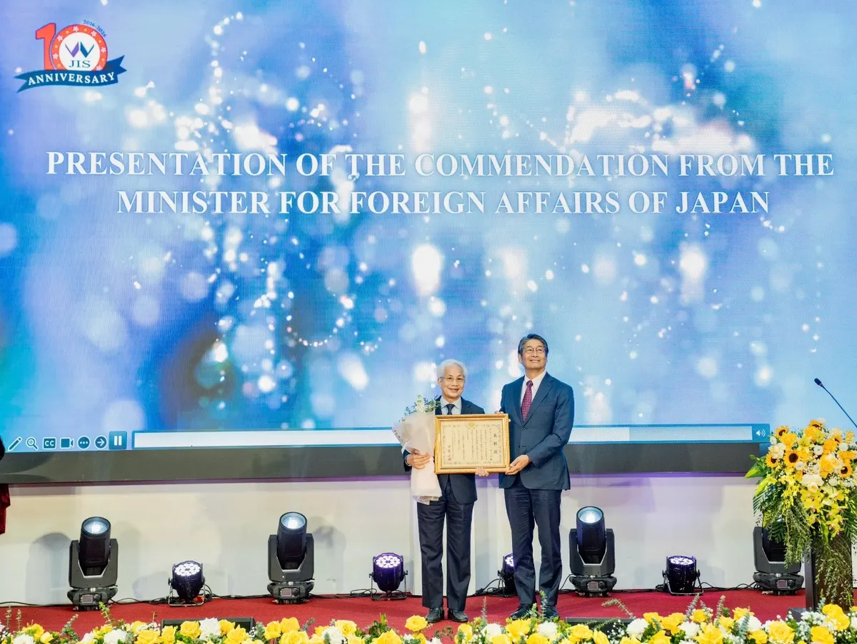 Đại sứ Nhật Bản trao tặng Bằng khen của Bộ Ngoại giao cho Chủ tịch Hội đồng Trường Quốc tế Nhật Bản- Ảnh 1.