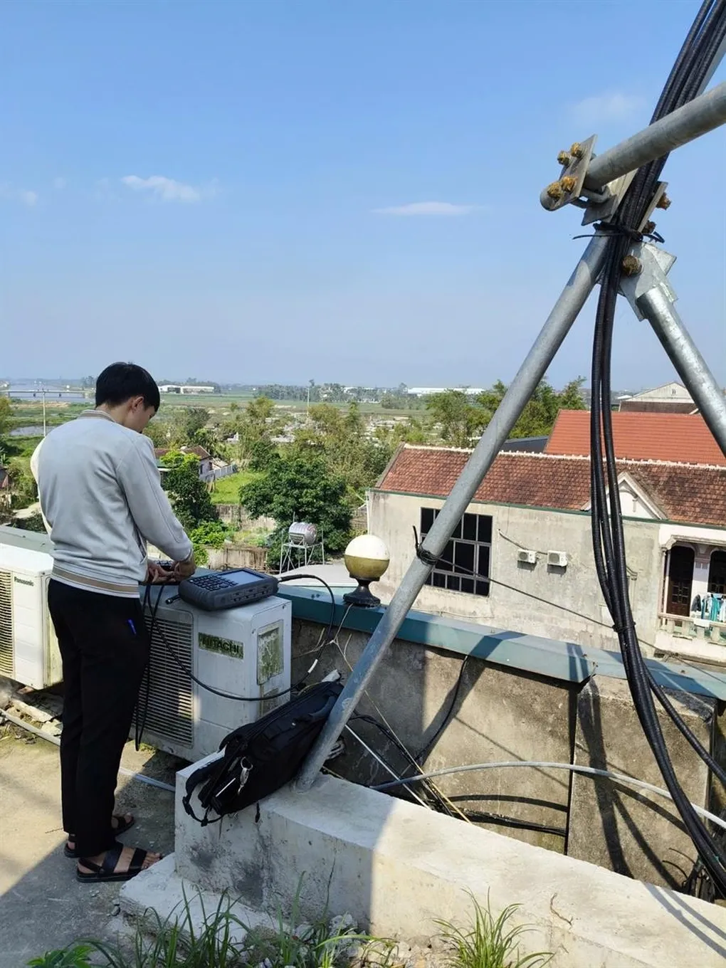 Lắp thiết bị k&iacute;ch s&oacute;ng di động tr&aacute;i ph&eacute;p g&acirc;y nhiễu, một người d&acirc;n ở H&agrave; Tĩnh bị xử phạt- Ảnh 1.