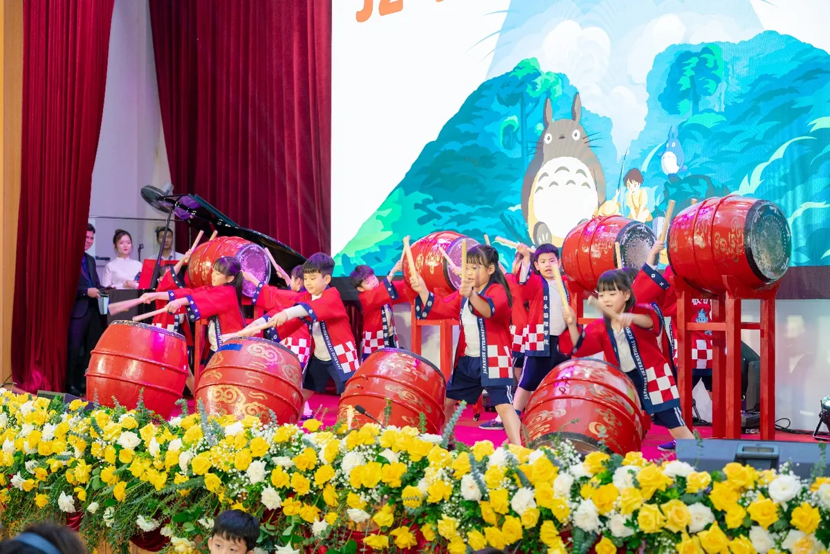 Đại sứ Nhật Bản trao tặng Bằng khen của Bộ Ngoại giao cho Chủ tịch Hội đồng Trường Quốc tế Nhật Bản- Ảnh 4.