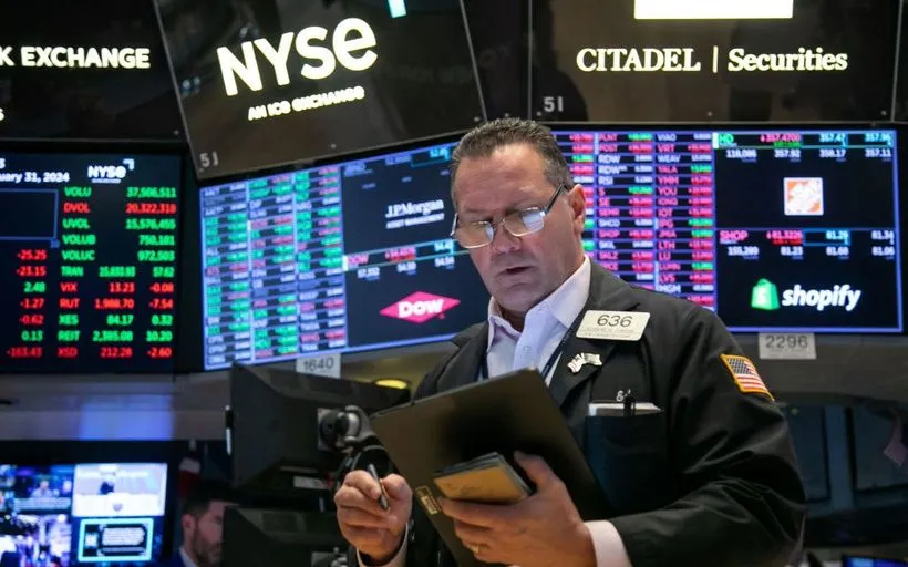 Giao dịch viên tại Sàn chứng khoán New York, Mỹ. (Ảnh: THX/TTXVN)