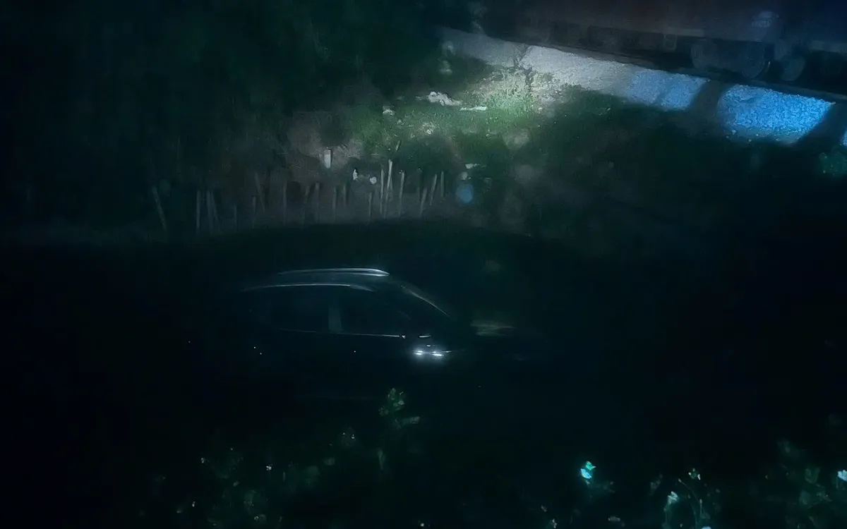 Hà Nội: Ô tô bị tàu hỏa đâm văng xuống mương, tài xế may mắn thoát nạn- Ảnh 1. Hà Nội: Ô tô bị tàu hỏa đâm văng xuống mương, tài xế may mắn thoát nạn- Ảnh 1.