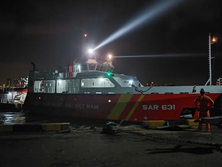 Xuy&ecirc;n đ&ecirc;m vượt s&oacute;ng lớn, cứu bệnh nh&acirc;n nguy kịch từ C&ugrave; Lao Ch&agrave;m  - Ảnh 1.