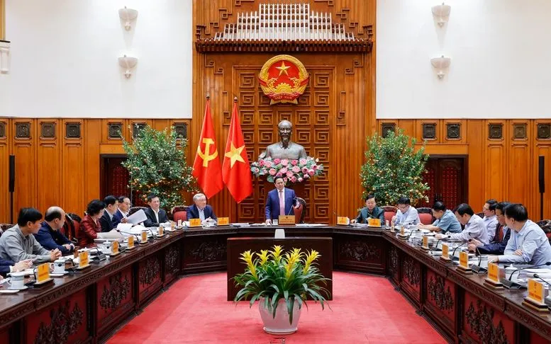 Thủ tướng Phạm Minh Chính chủ trì cuộc họp Thường trực Chính phủ để tiếp tục cho ý kiến về các giải pháp bảo đảm cung ứng và bình ổn giá xăng dầu - Ảnh: VGP/Nhật Bắc