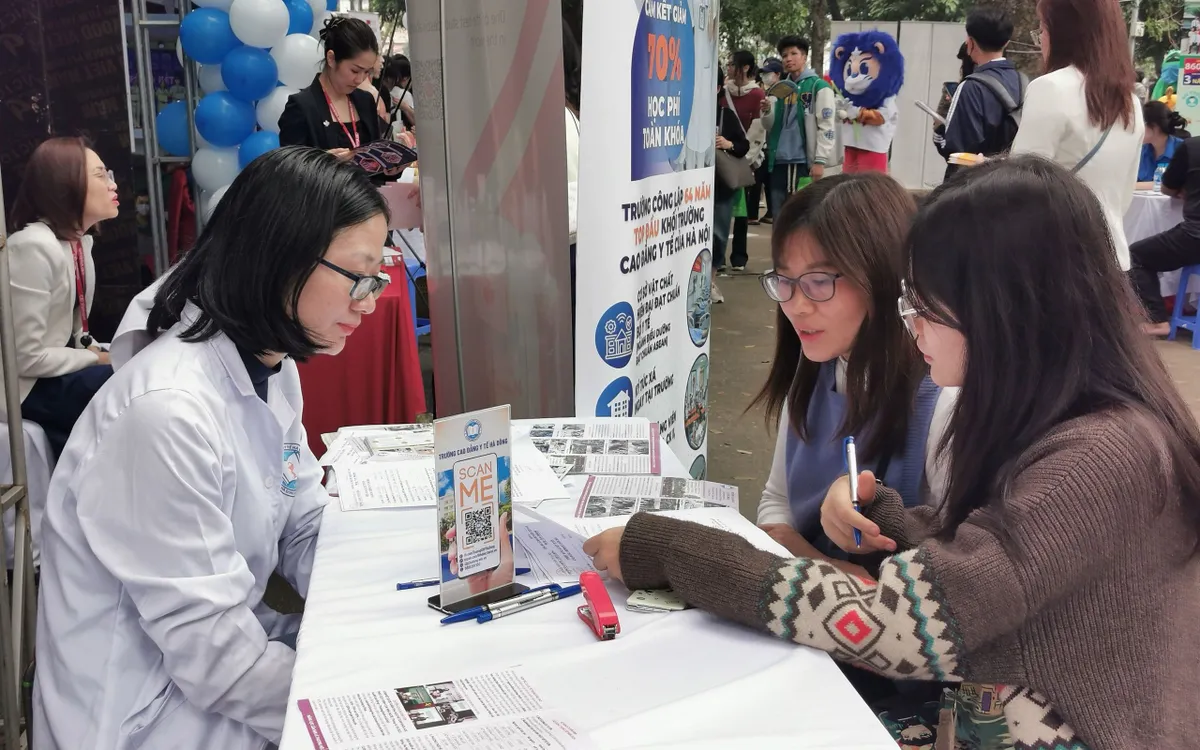 Trường đại học đào tạo khối ngành sức khỏe tư vấn tuyển sinh cho học sinh lớp 12. Ảnh minh họa.
