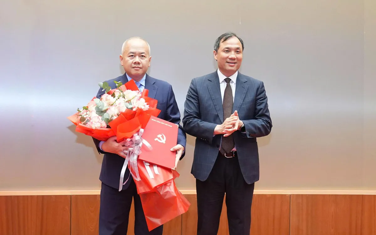 Đồng chí Hoàng Trung Dũng, Phó Trưởng Ban Thường trực Ban Tổ chức Trung ương trao Quyết định và tặng hoa chúc mừng đồng chí Đỗ Thành Trung. Ảnh: Cổng TTĐT TP Hải Phòng