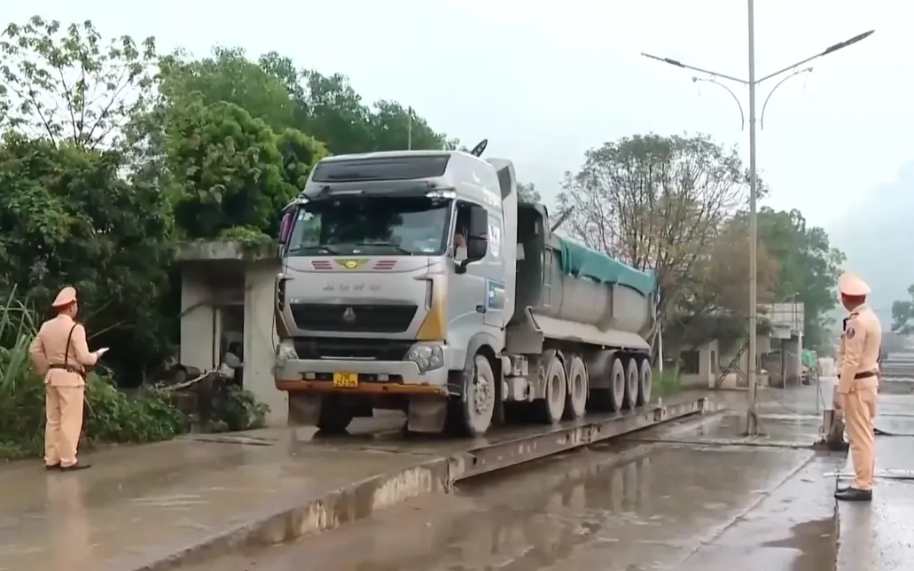 Siết quản lý xe chở vật liệu quá tải từ đầu nguồn - Ảnh 1.
