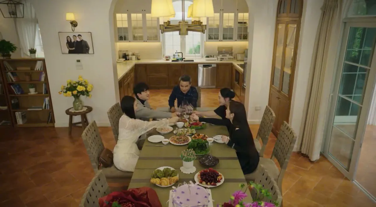 Bước ch&acirc;n v&agrave;o đời - Tập 10: Mẹ Qu&acirc;n cố t&igrave;nh cạnh kh&oacute;e Thương trong tiệc sinh nhật - Ảnh 1.