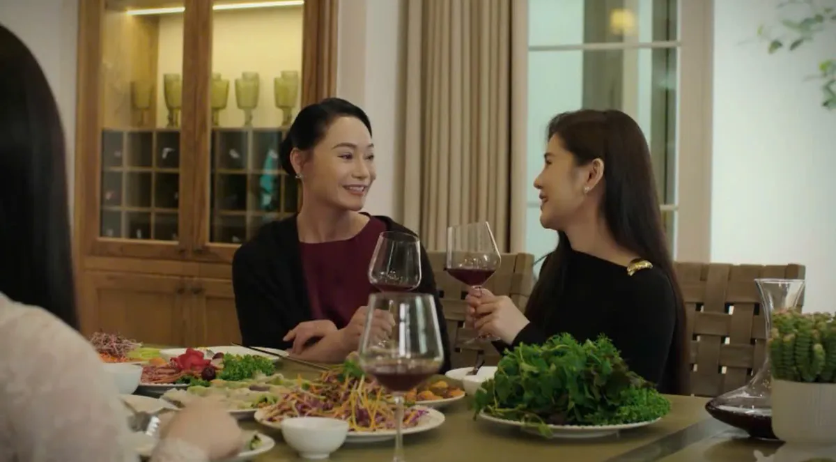 Bước ch&acirc;n v&agrave;o đời - Tập 10: Mẹ Qu&acirc;n cố t&igrave;nh cạnh kh&oacute;e Thương trong tiệc sinh nhật - Ảnh 2.