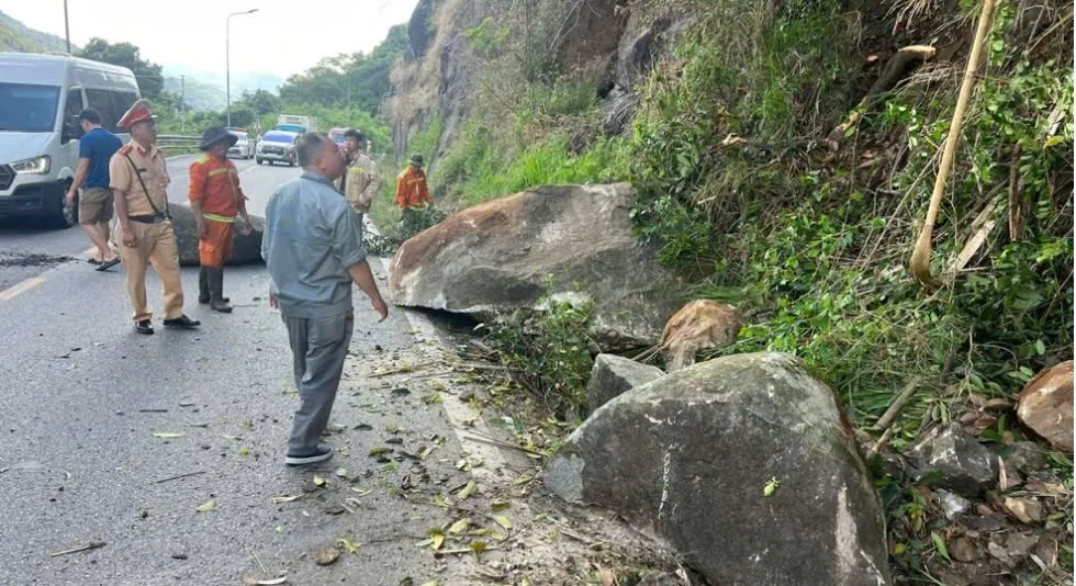 CSGT L&acirc;m Đồng phối hợp xử l&yacute; khối đ&aacute; h&agrave;ng tấn ch&ecirc;nh v&ecirc;nh tr&ecirc;n đ&egrave;o Bảo Lộc- Ảnh 3.