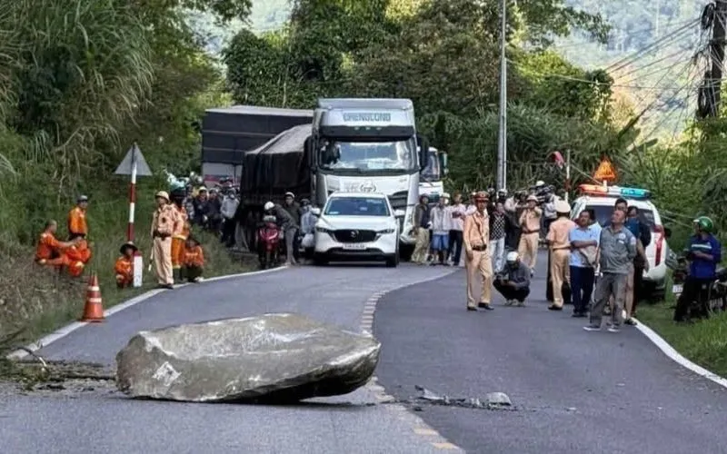 CSGT Lâm Đồng phối hợp xử lý khối đá hàng tấn chênh vênh trên đèo Bảo Lộc.