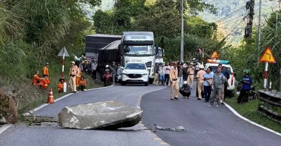 CSGT L&acirc;m Đồng phối hợp xử l&yacute; khối đ&aacute; h&agrave;ng tấn ch&ecirc;nh v&ecirc;nh tr&ecirc;n đ&egrave;o Bảo Lộc- Ảnh 2.