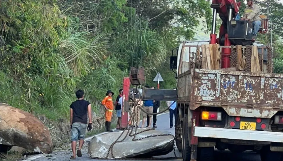 CSGT L&acirc;m Đồng phối hợp xử l&yacute; khối đ&aacute; h&agrave;ng tấn ch&ecirc;nh v&ecirc;nh tr&ecirc;n đ&egrave;o Bảo Lộc- Ảnh 4.