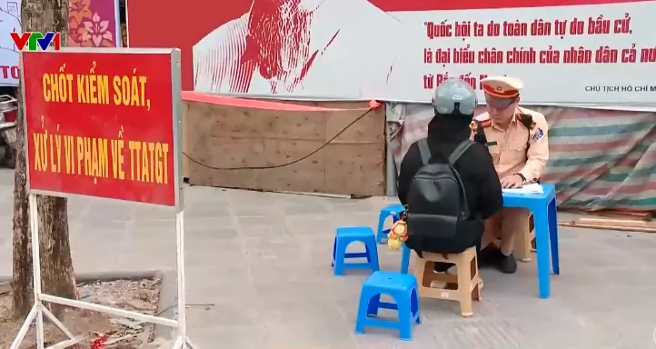 Ghi h&igrave;nh xử phạt người cố vượt đường sắt khi t&agrave;u sắp đến - Ảnh 1.