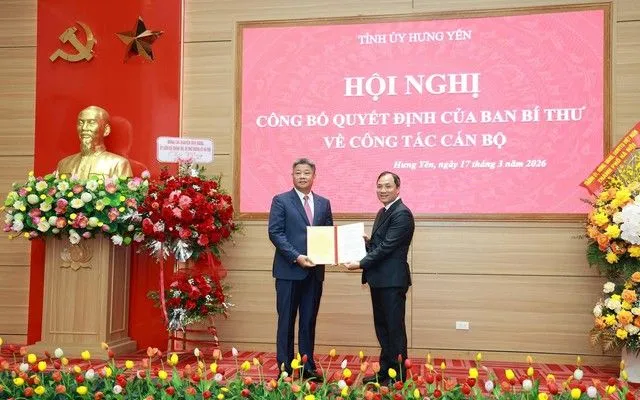 Ông Hoàng Trung Dũng, Phó Trưởng ban Thường trực Ban Tổ chức Trung ương trao quyết định cho ông Nguyễn Mạnh Quyền - Ảnh: VGP/Minh Anh