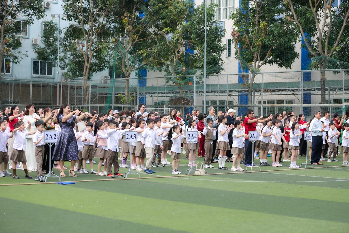 Ấm &aacute;p khoảnh khắc học sinh b&ecirc;n &ocirc;ng b&agrave; trước Ng&agrave;y Quốc tế Hạnh ph&uacute;c- Ảnh 4.