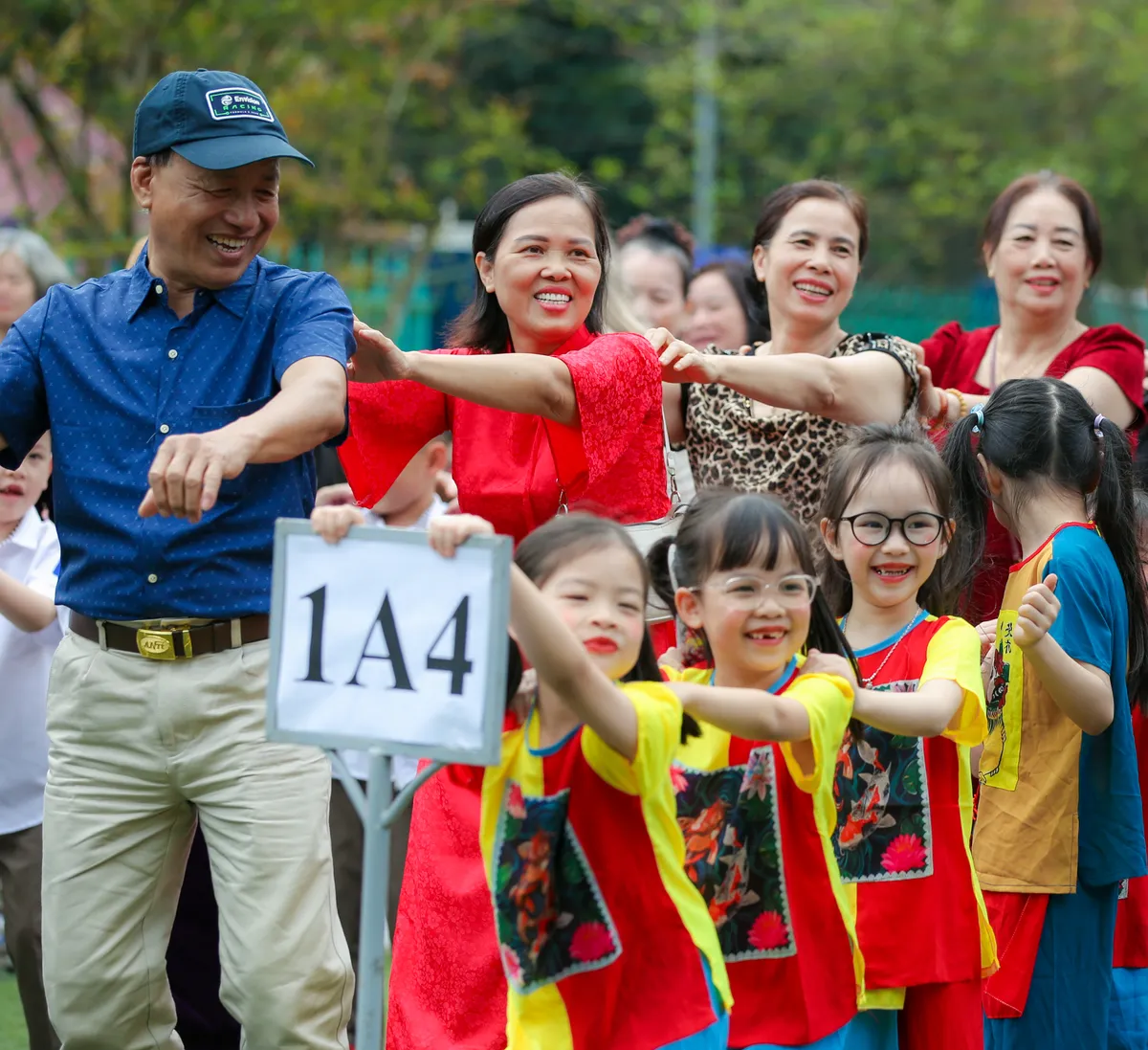 Ấm &aacute;p khoảnh khắc học sinh b&ecirc;n &ocirc;ng b&agrave; trước Ng&agrave;y Quốc tế Hạnh ph&uacute;c- Ảnh 1.