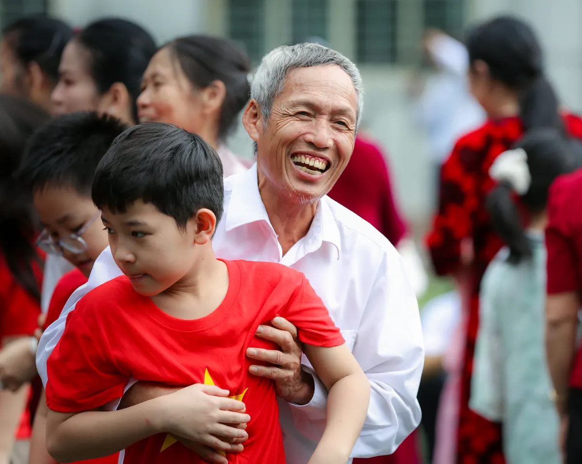 Ấm &aacute;p khoảnh khắc học sinh b&ecirc;n &ocirc;ng b&agrave; trước Ng&agrave;y Quốc tế Hạnh ph&uacute;c- Ảnh 2.