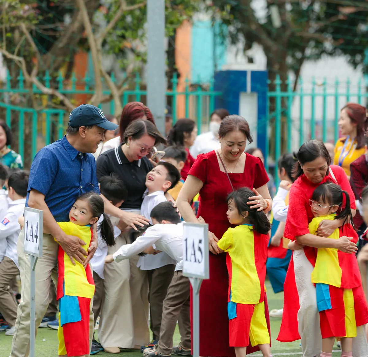Ấm &aacute;p khoảnh khắc học sinh b&ecirc;n &ocirc;ng b&agrave; trước Ng&agrave;y Quốc tế Hạnh ph&uacute;c- Ảnh 3.