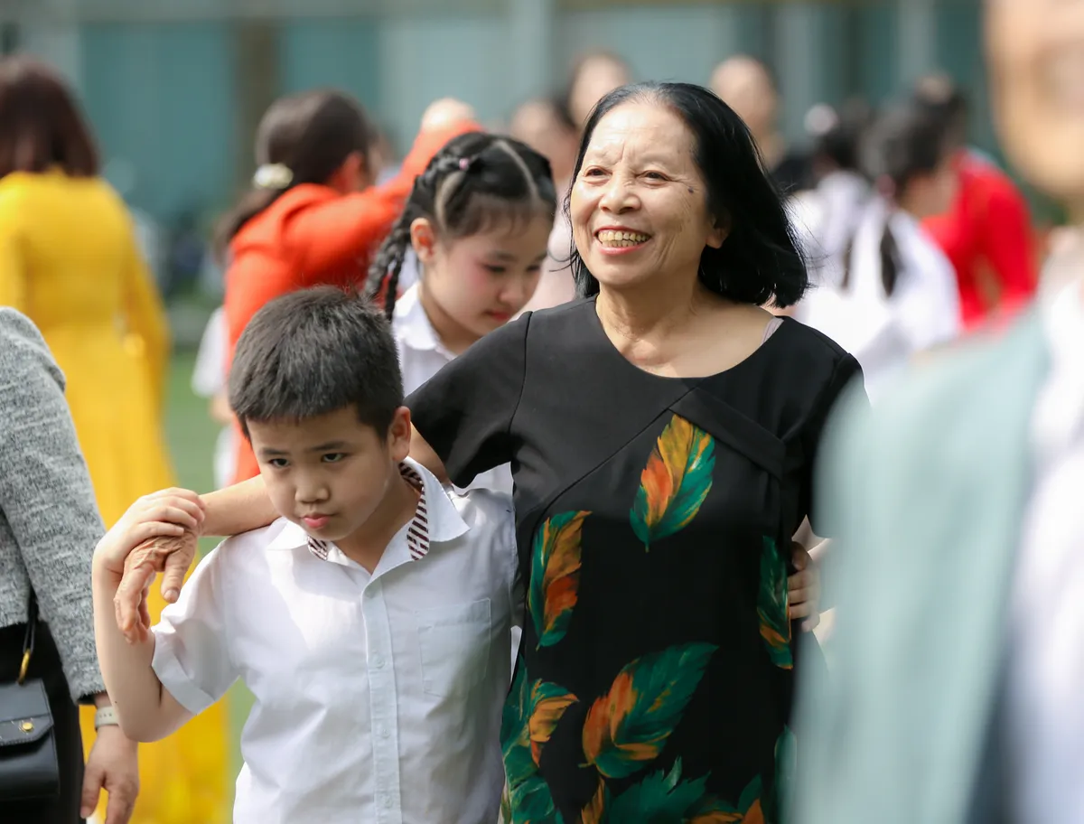 Ấm &aacute;p khoảnh khắc học sinh b&ecirc;n &ocirc;ng b&agrave; trước Ng&agrave;y Quốc tế Hạnh ph&uacute;c- Ảnh 5.