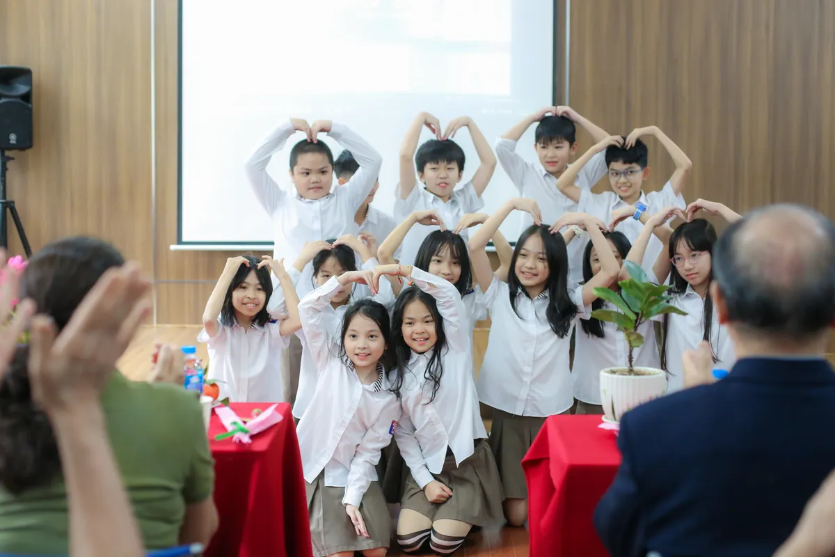 Ấm &aacute;p khoảnh khắc học sinh b&ecirc;n &ocirc;ng b&agrave; trước Ng&agrave;y Quốc tế Hạnh ph&uacute;c- Ảnh 9.