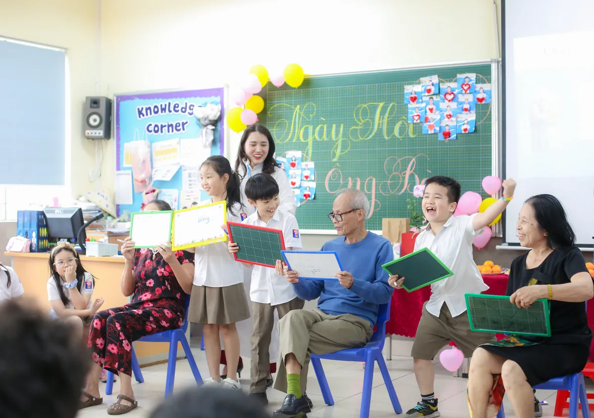 Ấm &aacute;p khoảnh khắc học sinh b&ecirc;n &ocirc;ng b&agrave; trước Ng&agrave;y Quốc tế Hạnh ph&uacute;c- Ảnh 6.