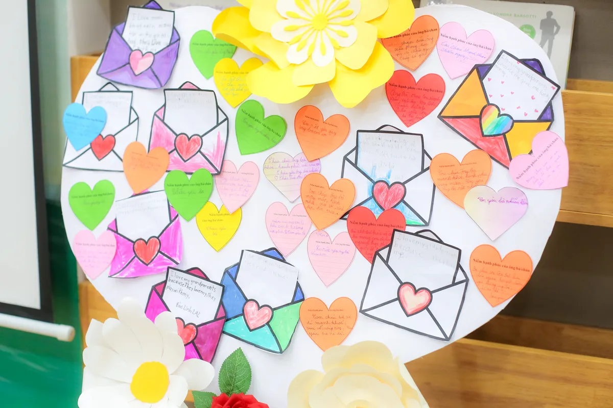 Ấm &aacute;p khoảnh khắc học sinh b&ecirc;n &ocirc;ng b&agrave; trước Ng&agrave;y Quốc tế Hạnh ph&uacute;c- Ảnh 8.