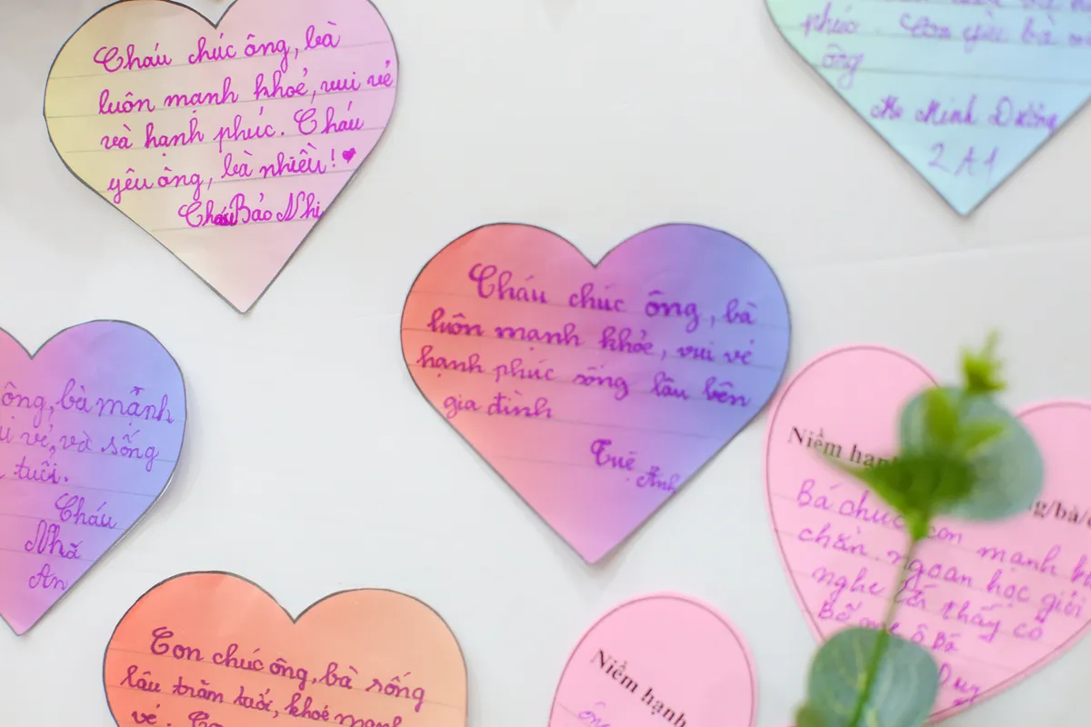 Ấm &aacute;p khoảnh khắc học sinh b&ecirc;n &ocirc;ng b&agrave; trước Ng&agrave;y Quốc tế Hạnh ph&uacute;c- Ảnh 7.